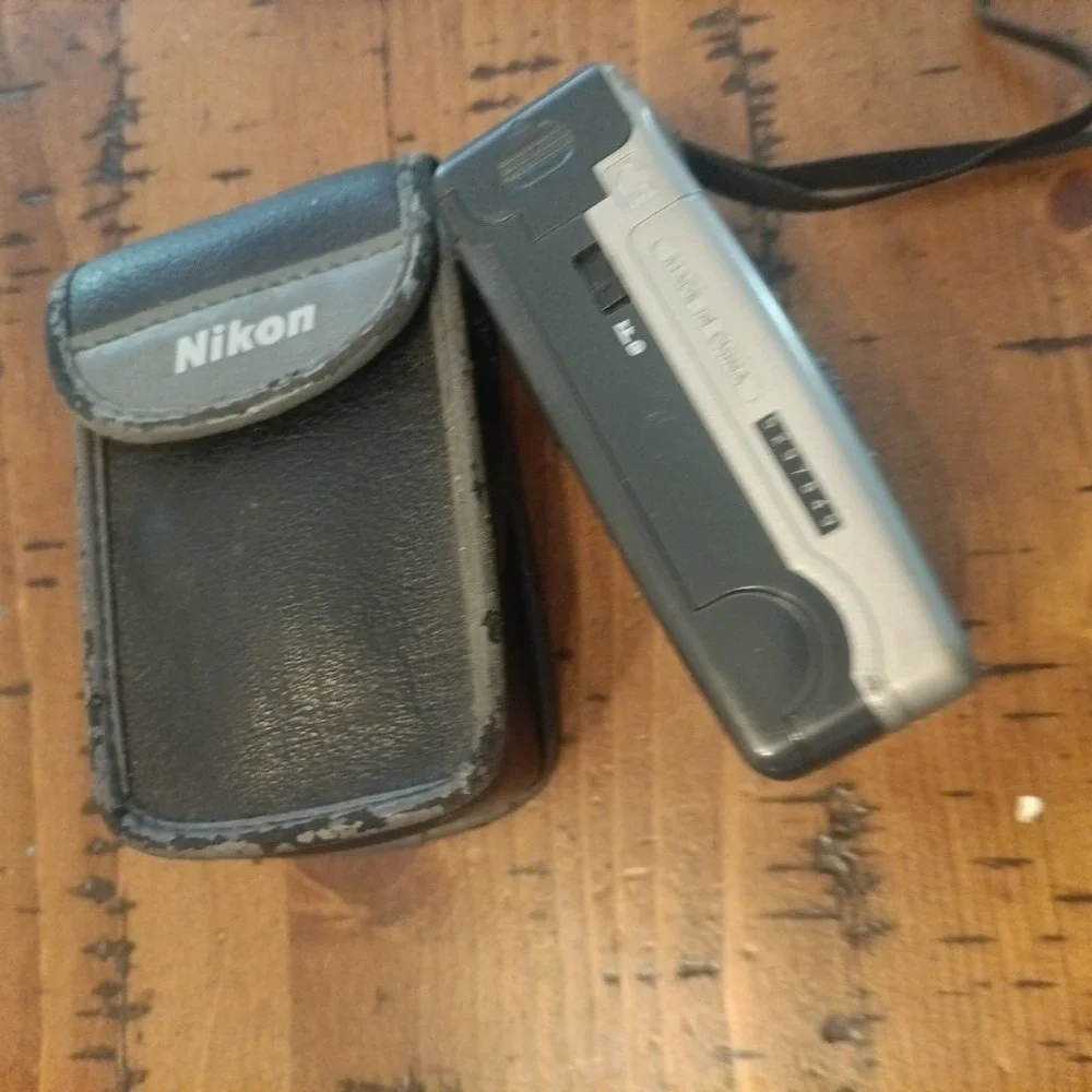 Nikon Nice Touch 4 35mm Point and Shoot Camera Untested Case R1